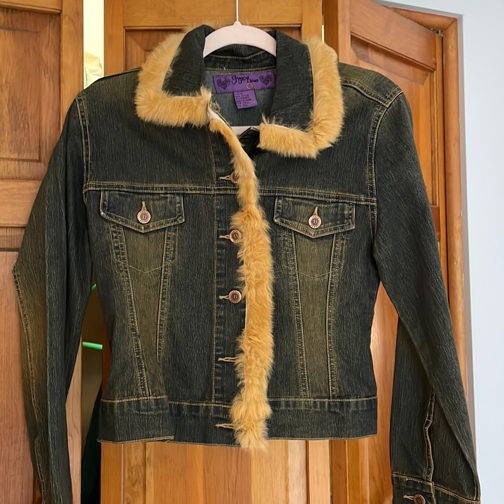 Jean jacket with fur trim
